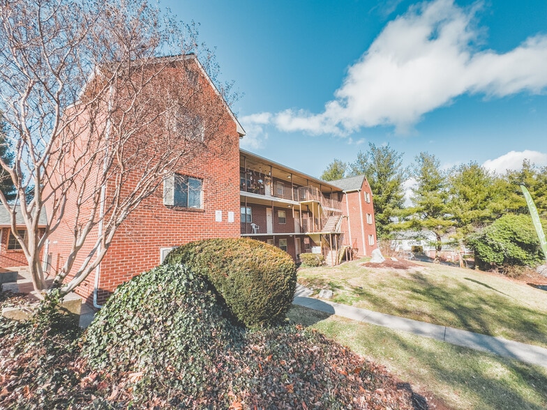 Stone Ridge Apartments - 3715 Parliament Rd SW Roanoke VA 24014