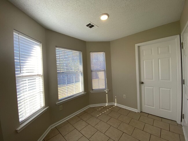 Building Photo - 3 bedroom 2 bath home on large corner lot