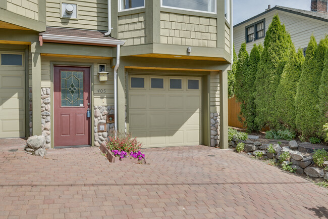 Building Photo - Rooftop Deck & Convenient Seattle Location