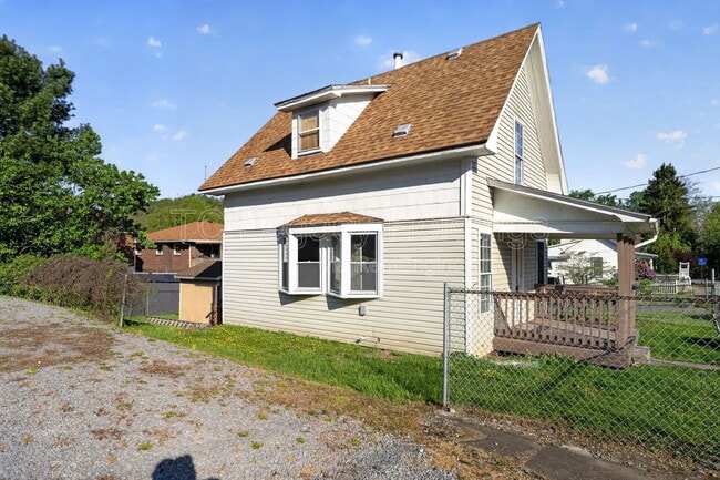 Building Photo - 139 Martin St