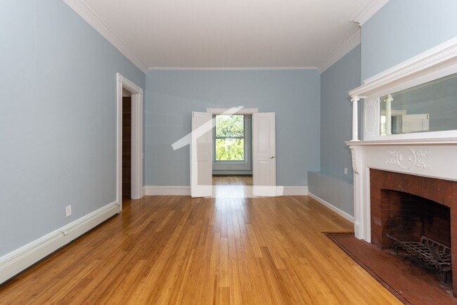 Building Photo - Beautiful, Fully Renovated Kenmore Square ...