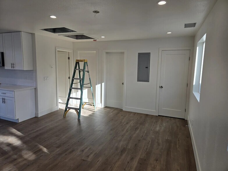 Building Photo - 1762 Los Feliz Dr