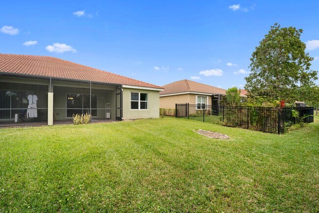 Building Photo - Stunning  2-bedr 2-bath+ Den/office home located in the desirable Lindsford in Fort Myers