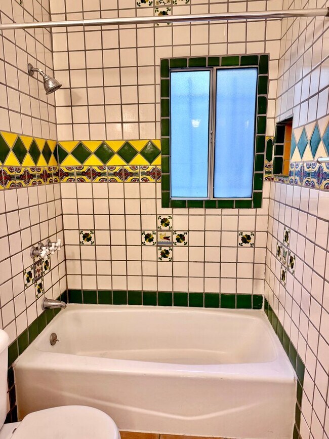 Building Photo - 2166 Beachwood Terrace