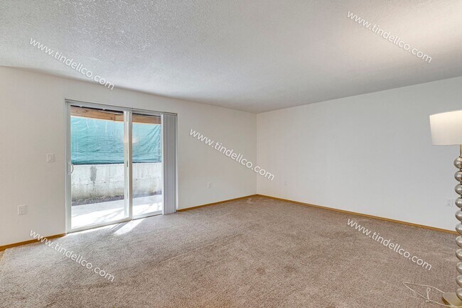 Building Photo - Spacious Pet-Friendly Ground Level Unit w/ Parking Included!