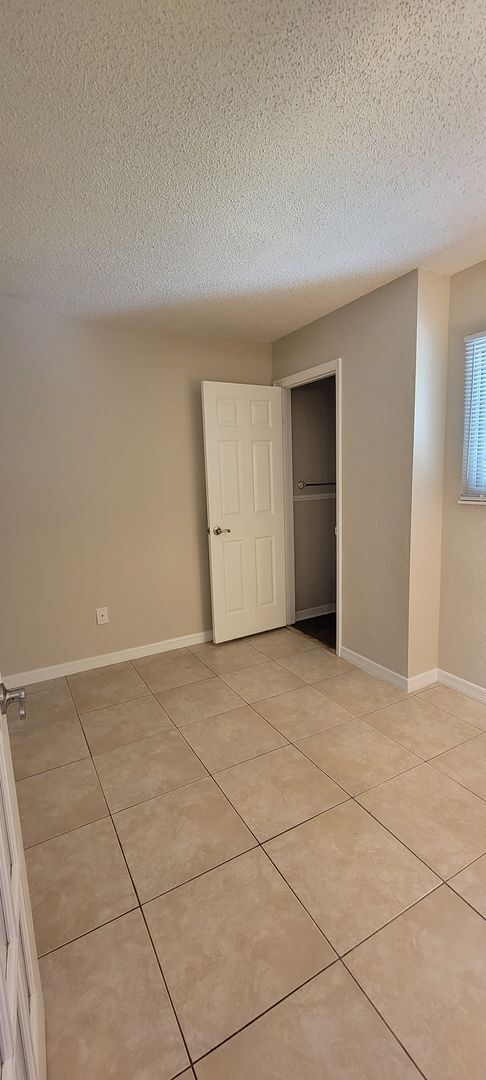 Building Photo - Charming 3/3 Condo