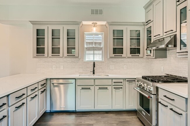 Building Photo - Impressive Cochran Heights home with outdo...