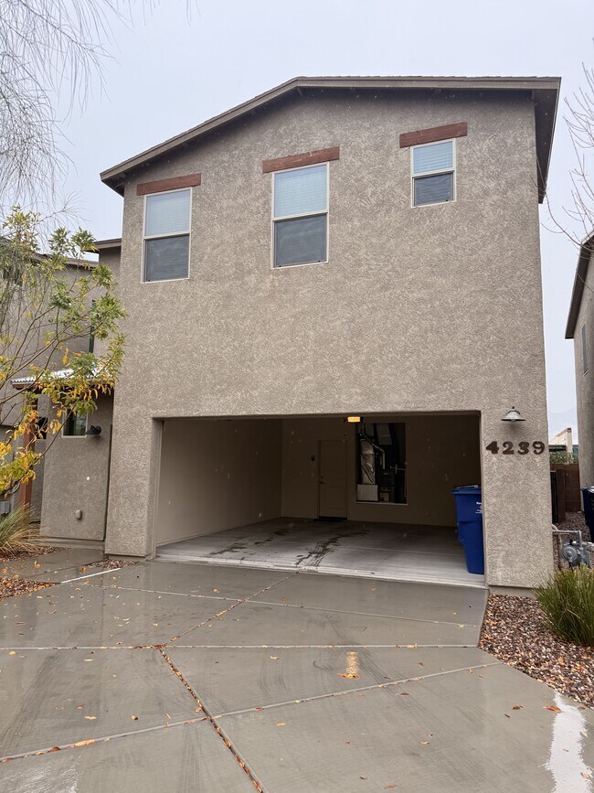 Building Photo - 4239 E Columbus Park Pl