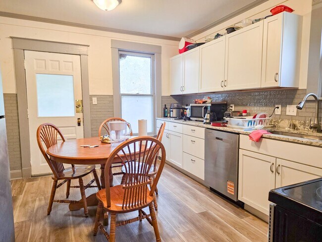 Building Photo - 1113 Drake St