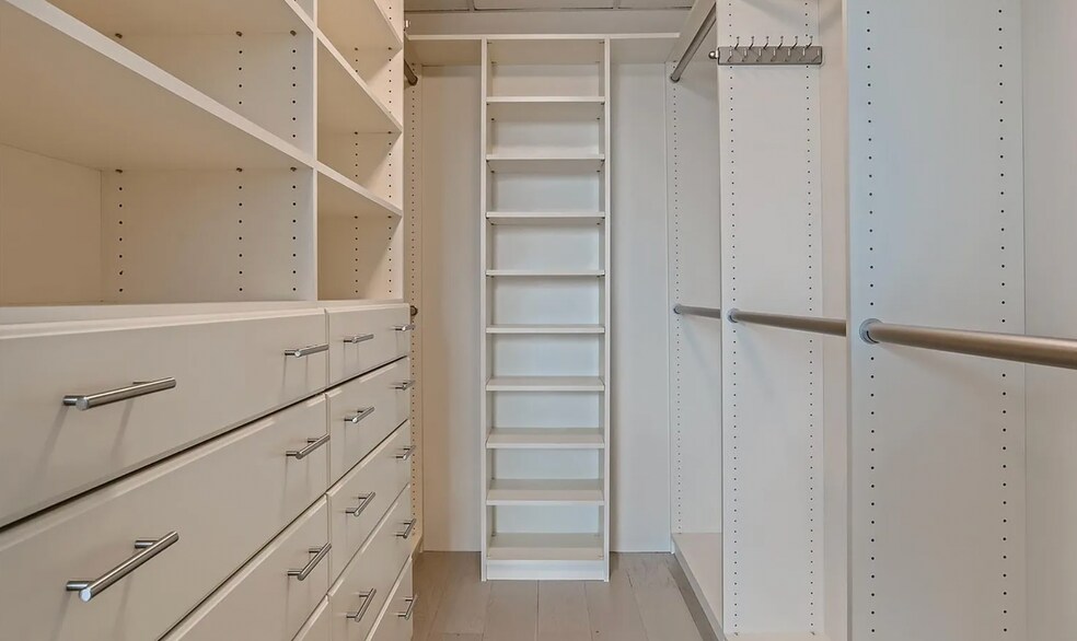 Building Photo - 2001 Lincoln St