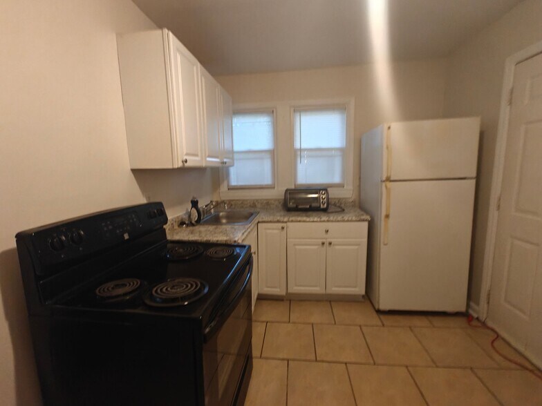 Building Photo - 2217 Custer St