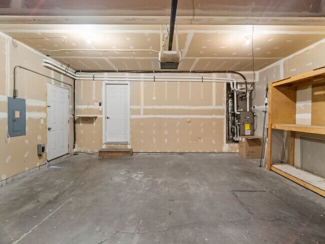 Building Photo - 4bedroom/3bath w/Garage/washer/dryer/fence...