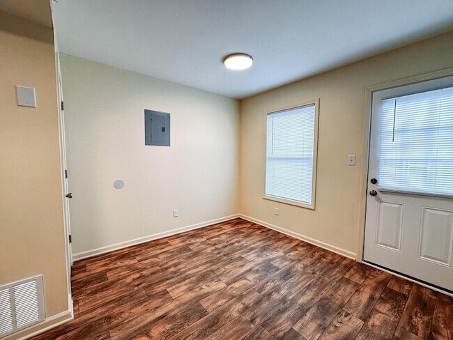 Building Photo - 108 Coyote Ct