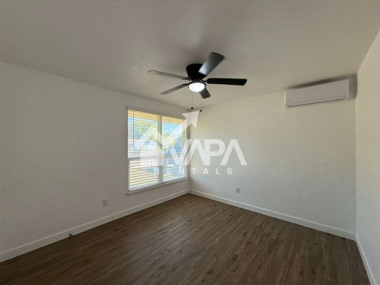 Building Photo - 411 Yolanda Dr