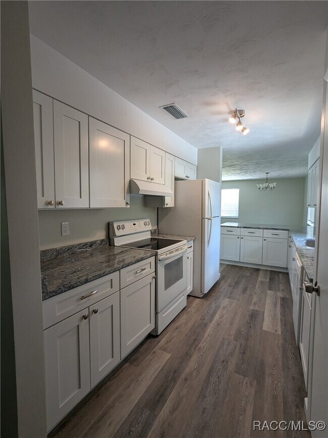 Building Photo - 35433 Crescent Dr