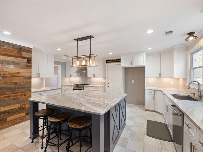 Building Photo - 3965 Hamilton View Way NE