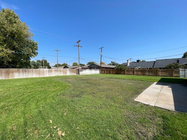 Building Photo - Updated 3 bed 2 bath home in great neighbo...