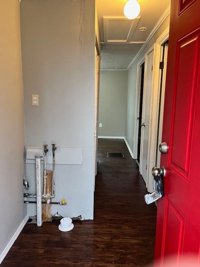 Building Photo - Adorable 3 Bedroom Home