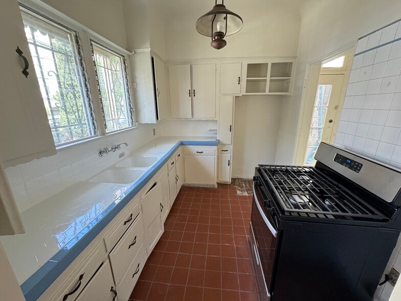 Building Photo - 422 S Detroit St