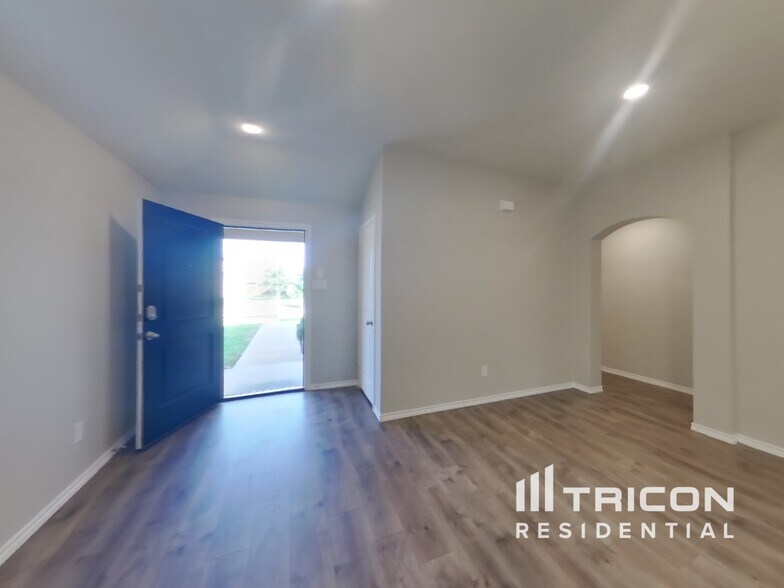 Building Photo - 2514 Henley Dr