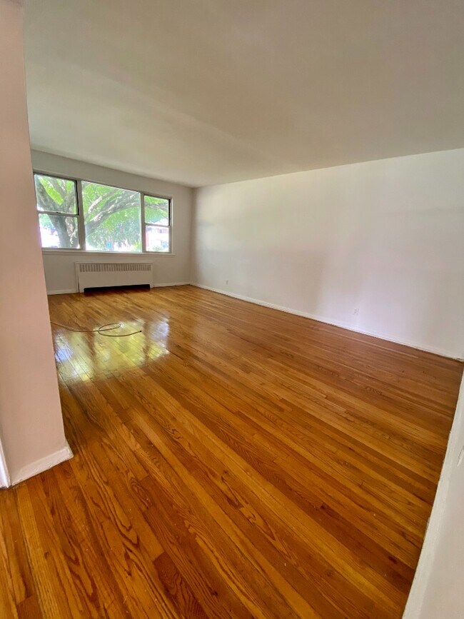 Building Photo - 157 White Plains Rd