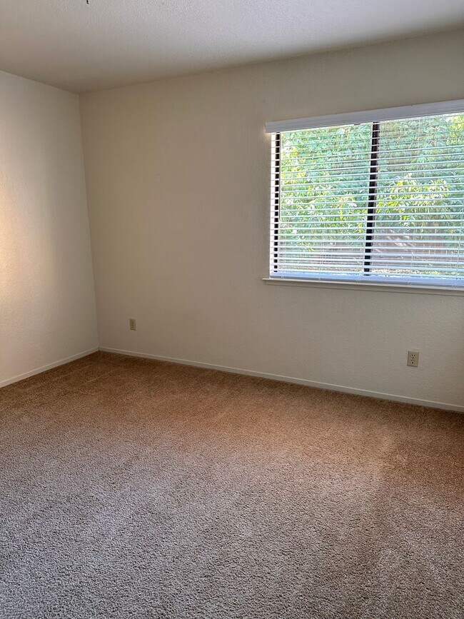 Building Photo - Charming 2/1 Duplex With Access To The Cou...