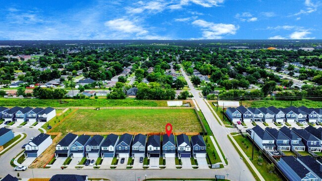 Building Photo - 10327 Sylvan Wds Trl
