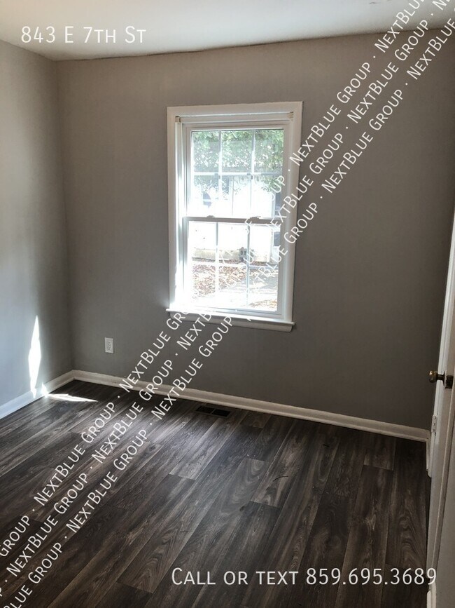 Building Photo - 843 E 7th St