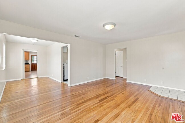 Building Photo - 8845 Glider Ave