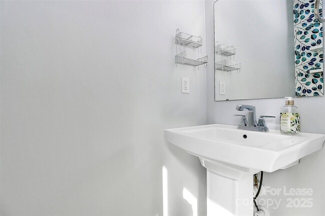 Building Photo - 228 Parkwood Ave