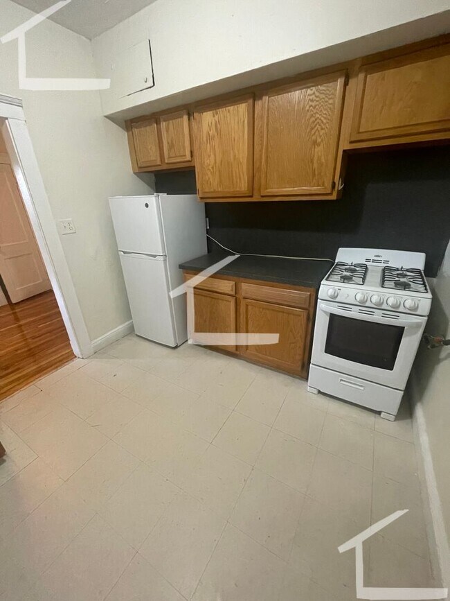 Building Photo - Avl NOW - No Fee! Split-style 2BR on Green...
