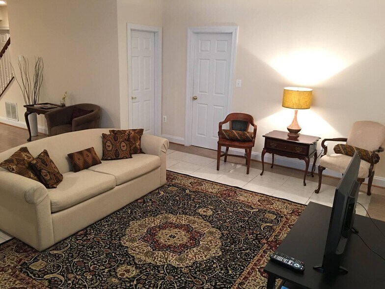 Building Photo - 445 Knoll St NW