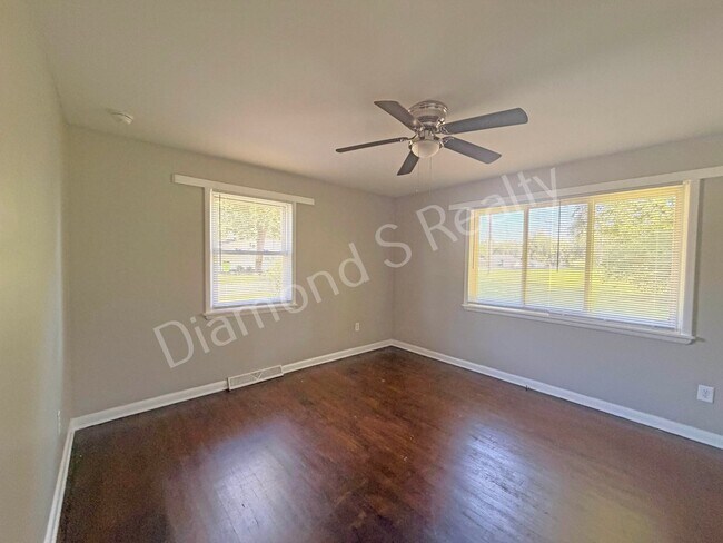 Building Photo - MOVE IN SPECIAL!  Spacious 3 Bed, 2 Bath Home with Large Yard Available!