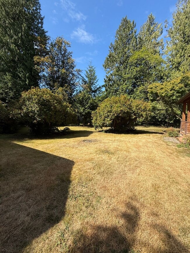 Building Photo - 4 bdrm/2.5 bath Custom Home on the Southside