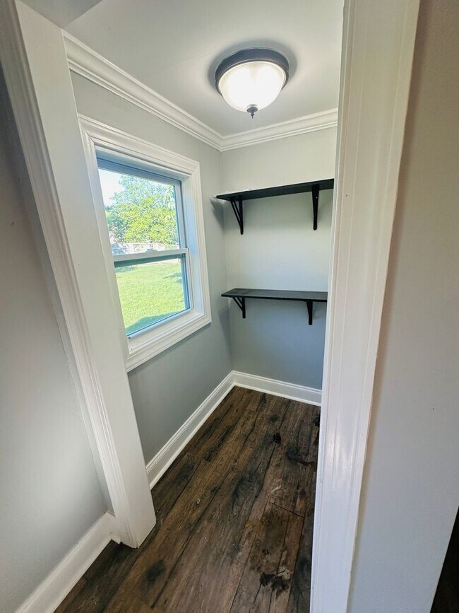 Building Photo - Urban setting w/ incredible fenced in back yard. 3 bed/2bath + detached office building