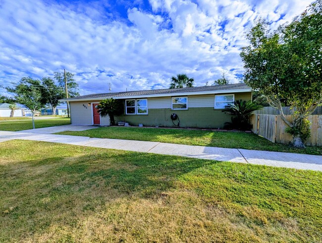 Primary Photo - Lynn Haven Home with Outdoor Entertainment...