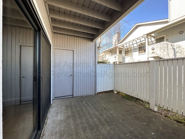 Building Photo - 13 Schooner Ct