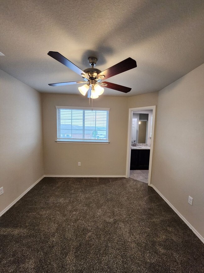 Building Photo - 3bd/2.5ba in Seguin