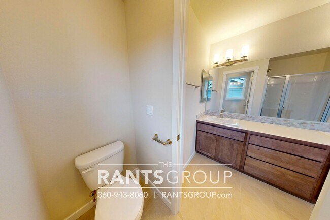 Building Photo - Beautiful Home! Easy JBLM Commute!