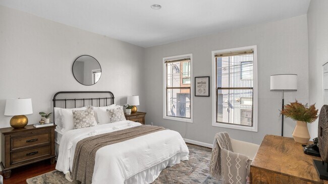 Building Photo - Two Bedroom Condo in SOMA with Yard, Parking, and W/D.