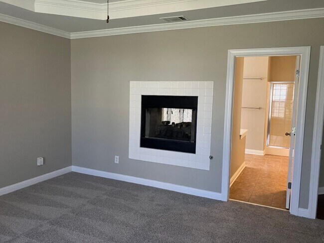 Building Photo - Spacious home in Brentwood