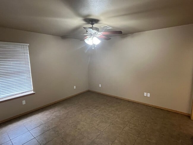 Building Photo - 1528 E 11th Cove