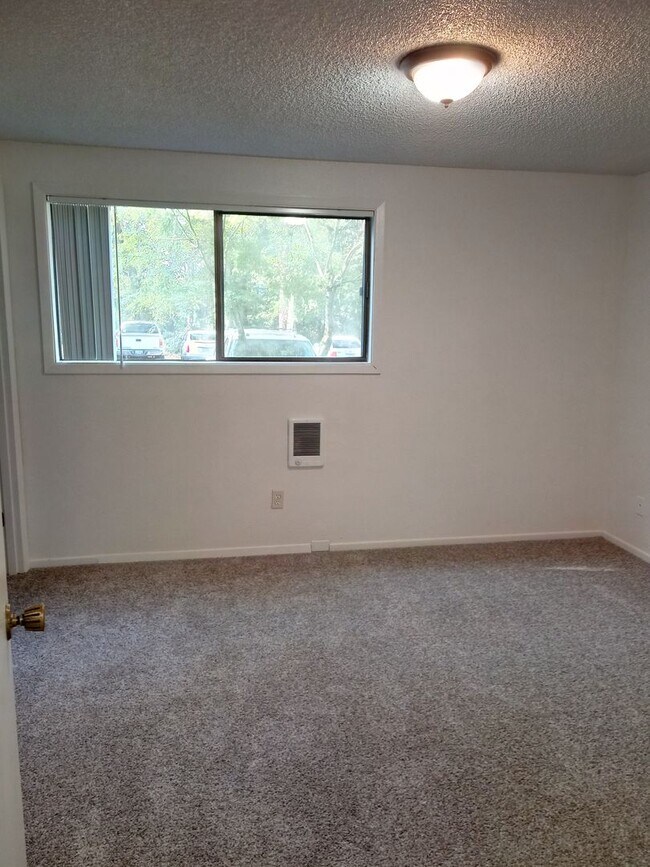 Building Photo - 2 BEDROOM 1 BATH Located next to Chemeketa...