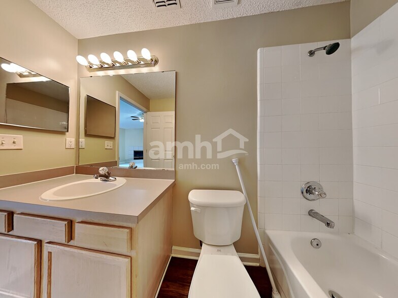 Building Photo - 3370 Westfield Dr