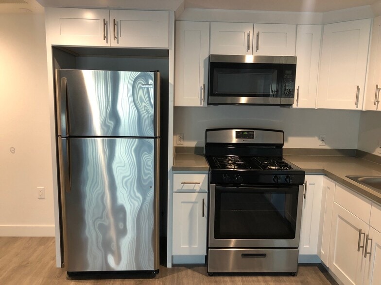 Building Photo - Glenoaks Residences