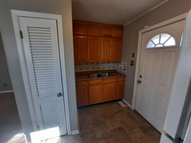 Building Photo - 2 Bedroom, 1 Bathroom home!