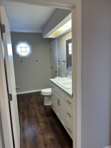 master bathroom - W6155 Aerotech Dr