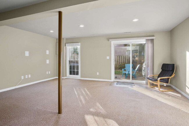 Building Photo - Charming Townhouse: Your New Home Awaits!