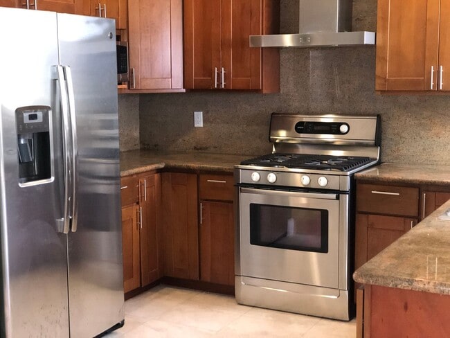 Building Photo - COMING SOON!  Beautiful 3 br/2ba -2  Levels, Private Deck, Panoramic Views, Garage Parking, Washe...