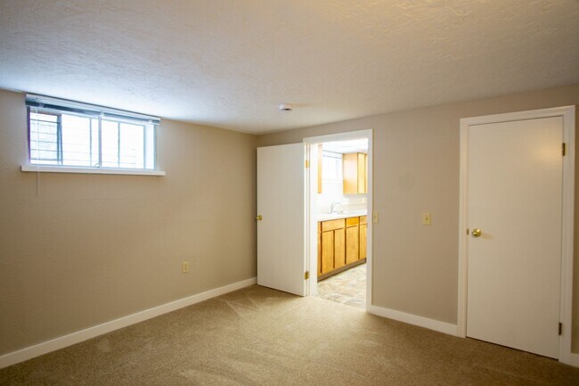 Building Photo - Great NW Location: Spacious 1 Bedroom Ready Now!